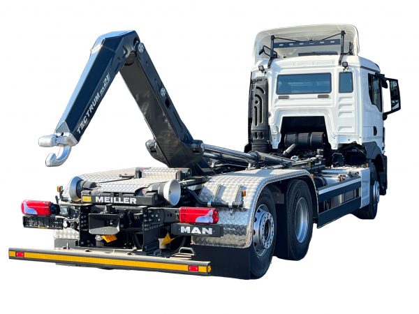 3-Achs Abrollkipper 6x2 26t fotografiert von hinten rechts