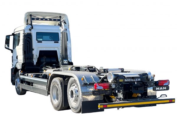 3-Achs Abrollkipper 26t 6x2 fotografiert von hinten links